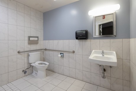 Welcome To Inn At Market - Accessible Bathroom