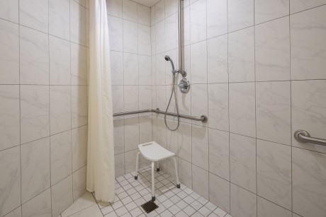 Welcome To Inn At Market - Accessible Shower