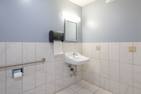 Welcome To Inn At Market - Accessible Bathroom